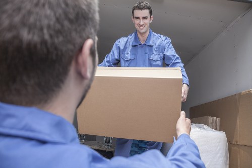 Moving truck service for Surrey Quays residential and flat moves